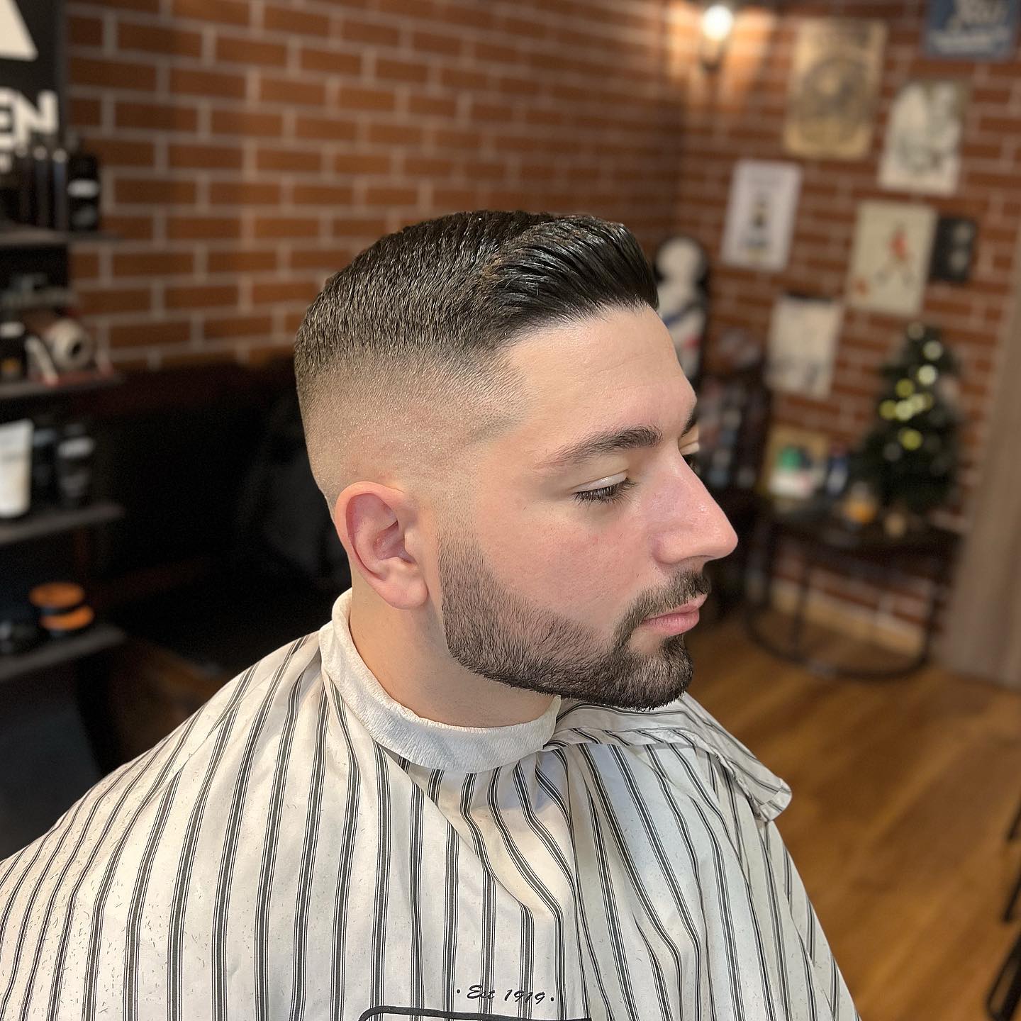 Κοντό κούρεμα με γενειάδα στο Andrew’s Barber House