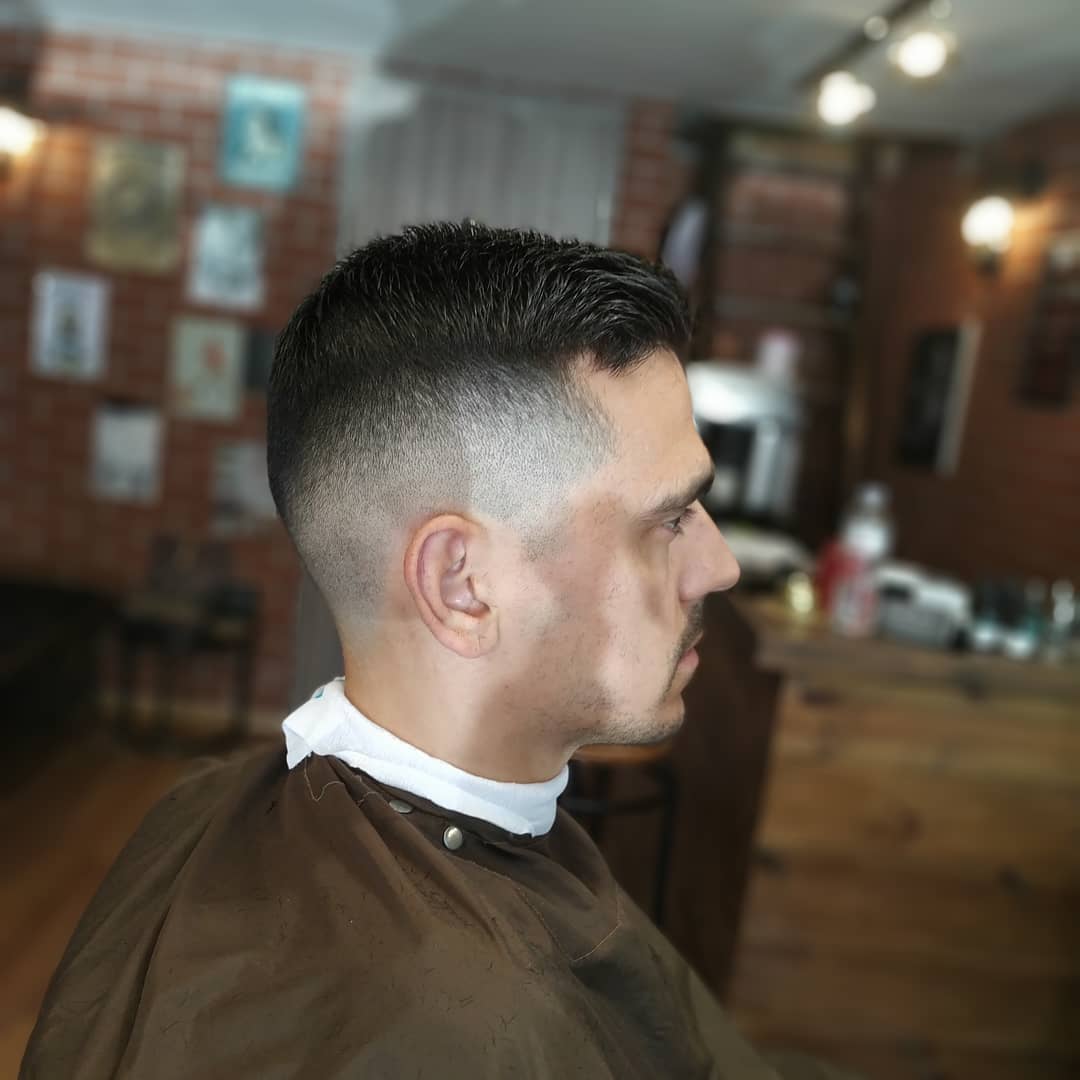 Κλασικό κοντό με skin fade στο Andrew’s Barber House